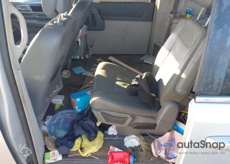 2010 Chrysler Town & Country Touring from USA, damaged, VIN 2A4RR5D15AR337987